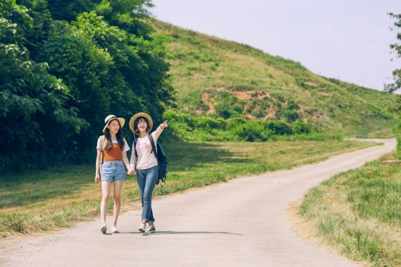 두 사람이 길을 걸어가는 모습