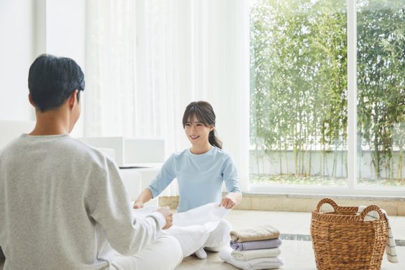 부부가 함께 빨아 말린 수건을 정리하는 모습