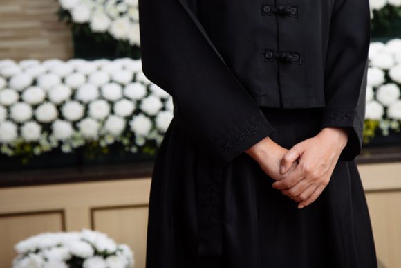 장례식장에 상복을 입고 있는 여성