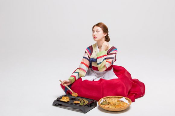 명절에 전을 부치며 고단해하는 새색시