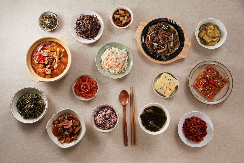 채소와 단백질 식품이 조화를 이룬 한식 한상