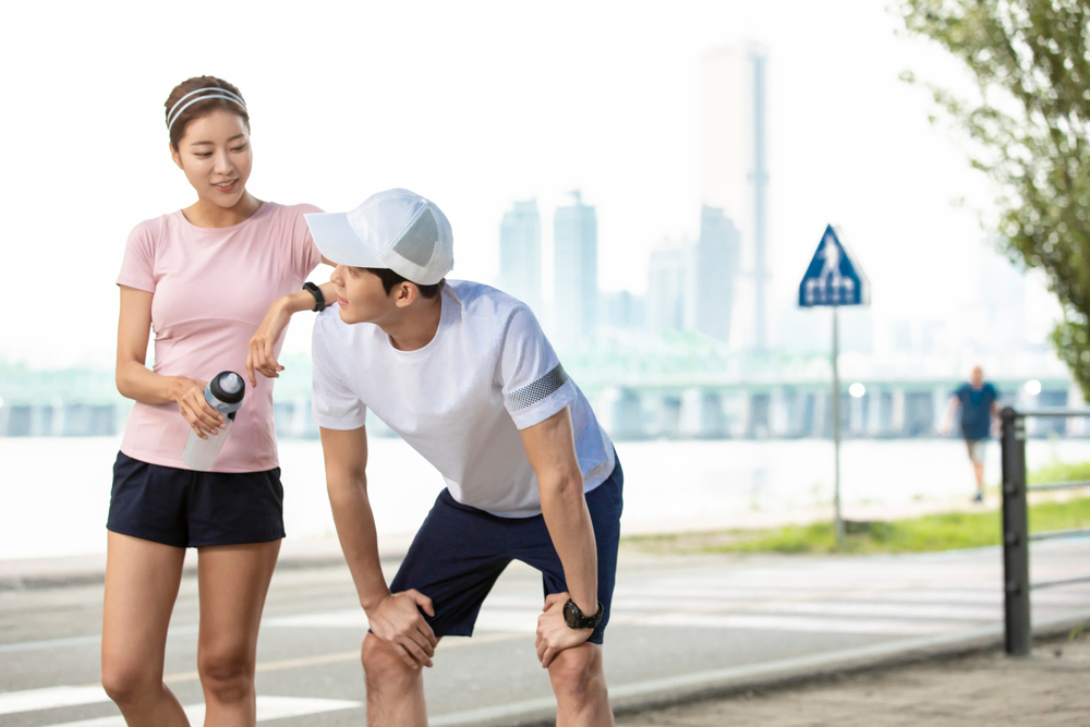 걷기 운동을 하다 잠시 쉬고 있는 남녀