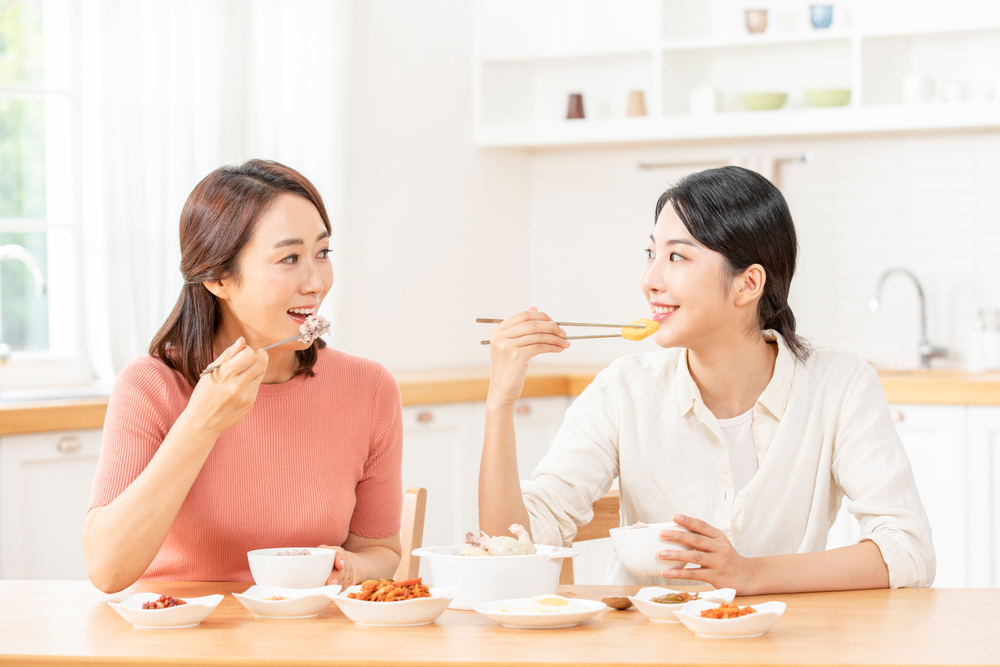 식사를 하고 있는 엄마와 딸