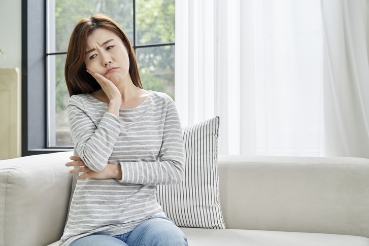 치아에 통증을 느낀 여성