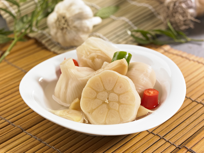 접시에 담긴 마늘장아찌