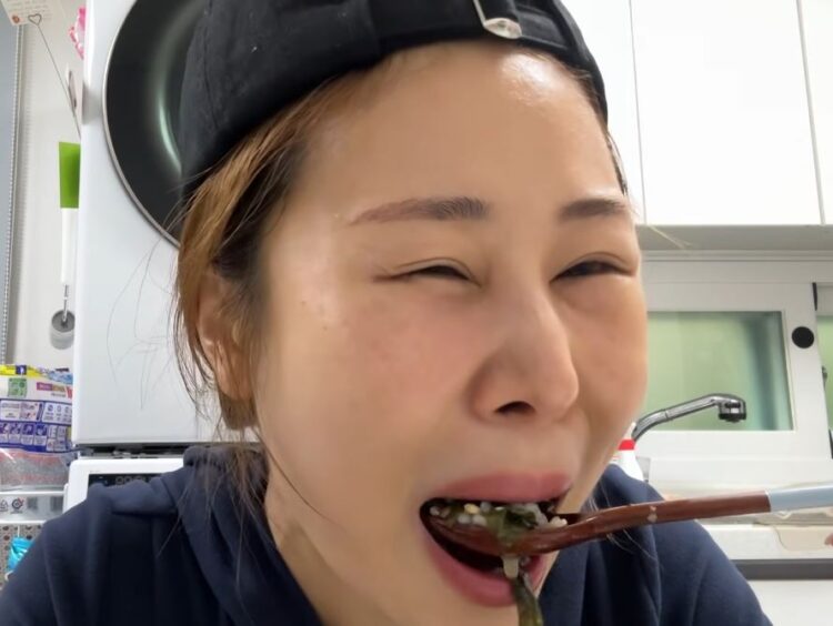Park Se-mi eating seaweed soup with konjac rice