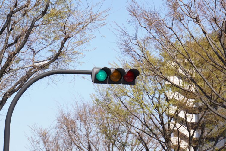 The red, yellow, and green colors of traffic lights are more than just simple distinctions; they are part of a complex signal system designed to influence driver behavior. Photo: Getty Images Bank