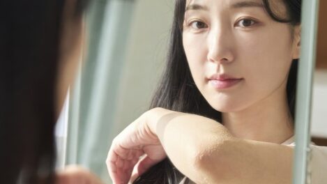 “시커먼 팔꿈치, 혹시 때?”…여름 휴가철 신경 쓰이는 ‘거뭇한 피부’ 알고 보니